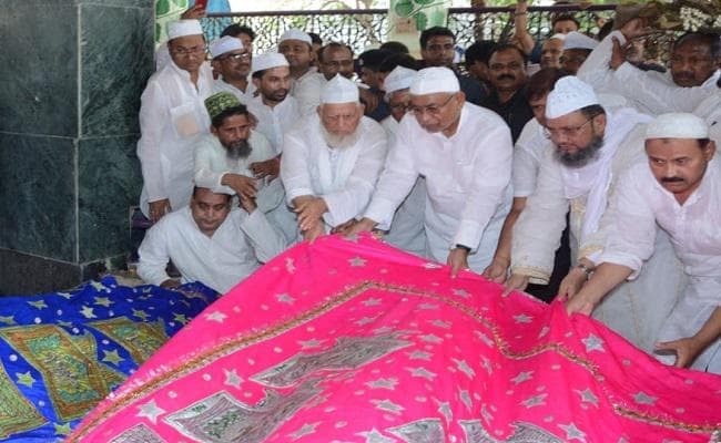 बाबा मखदूम साहब की मजार पर चादरपोशी कर सीएम नीतीश ने मांगी तरक्की की दुआ