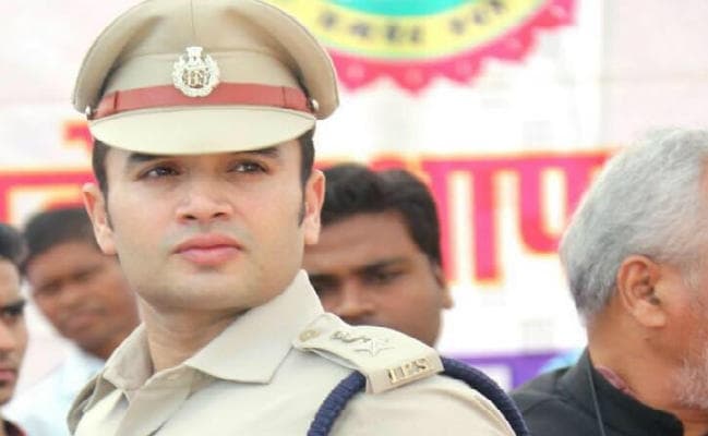 एसपी के फिटनेस पर फिदा लड़की पंजाब से पहुंच गयी एमपी, मिलने पर अड़ी रही