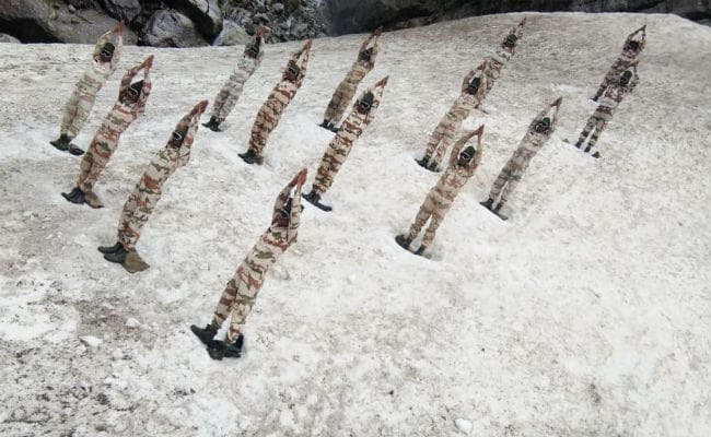 जज्बे को सलाम: 18 हजार फीट पर देश के हिमवीरों का योग आप भी देखें