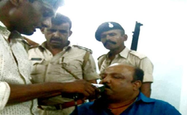 राजद के महासचिव राजू यादव समेत छह लोगों को शराब पार्टी करते पुलिस ने होटल से दबोचा