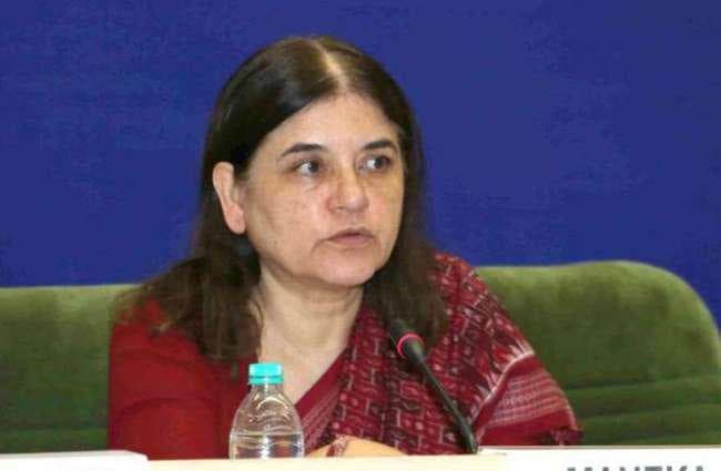 केंद्रीय मंत्री मेनका गांधी  ने गर्भवती महिलाओं के साथ प्रसवपूर्व योग आसन का किया प्रदर्शन