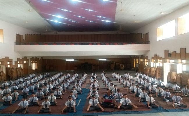 ब्रिजफोर्ड स्कूल में मनाया गया योग दिवस, बच्चों ने किया सामूहिक योग