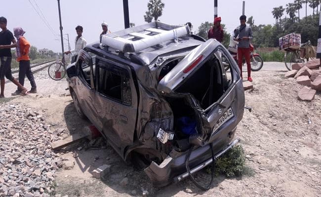 ट्रेन से टकरायी कार के उड़ गये परखच्चे, मौत को सामने देख भागे सवार