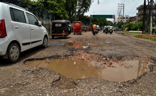 मौत का गड्ढा बना एनएच दिन भर पलटती रही गाड़ियां