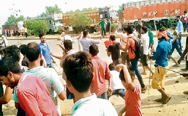 कैमूर : लाठीचार्ज व हवाई फायरिंग, पथराव में एसडीपीओ समेत आधा दर्जन पुलिस कर्मियों को आयीं चोटें, जानें पूरा मामला
