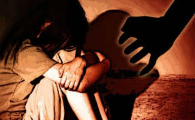 बच्ची से छेड़छाड़ करने वाले को लोगों ने पीटा, पुलिस काे सौंपा