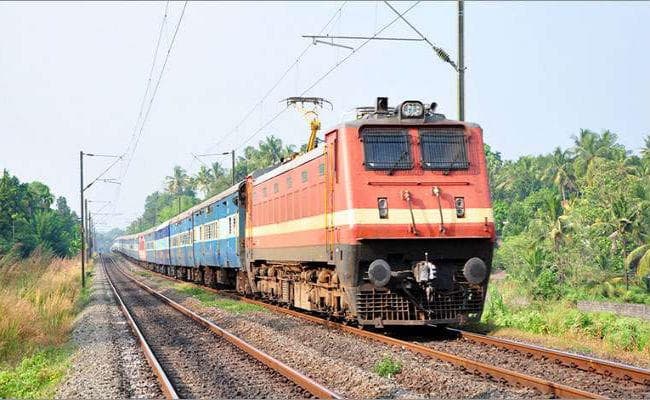 So Sad: ट्रेन से कटे पैर को उठाकर पीड़ित खुद चढ़ा प्लेटफाॅर्म पर, लोग बनाते रहे Video