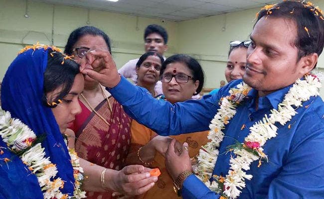 महिला आयोग की मदद से प्रेमी ने बंधक बनी प्रेमिका को पहले आजाद कराया, फिर मांग में सिंदूर भर बनाया जीवनसाथी, देखें वीडियो