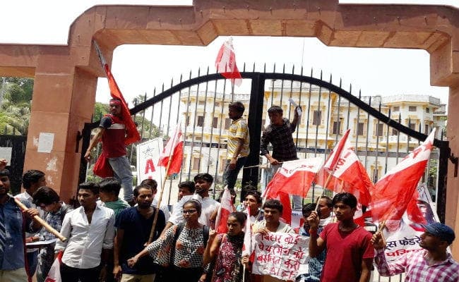 दोषपूर्ण परीक्षा परिणाम के खिलाफ AISA के बैनर तले इंटरमीडिएट के छात्रों ने किया बिहार बोर्ड के सामने हंगामा