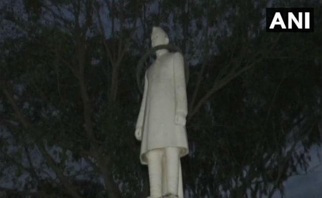 शर्मनाक! देश के पहले पीएम पंडित जवाहरलाल नेहरू को शरारती तत्वों ने पहनाया टायर