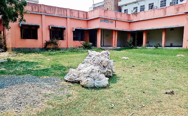 मैट्रिक की गायब कॉपियों पर हाईकोर्ट ने मांगा जवाब, एसएस बालिका स्कूल की झाड़ियों में मिले कॉपियों के 200 खाली बैग