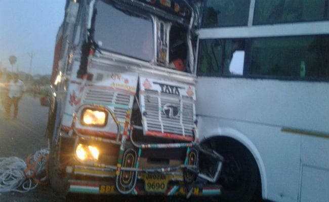 बेगूसराय : ट्रक और बस की सीधी टक्कर में एक की मौत, कई घायल