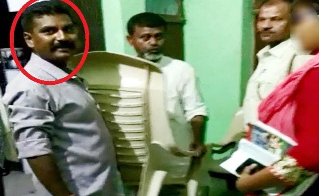 महिला ASI के कमरे से संदिग्ध स्थिति में पकड़े गये युवक-युवती, ग्रामीणों ने किया पुलिस के हवाले