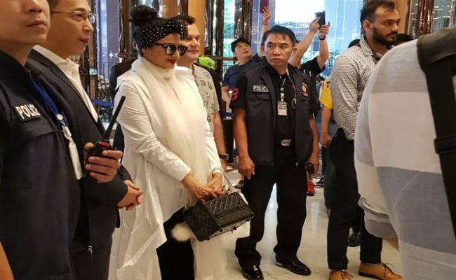 IIFA Award 2018 में शामिल होने बैंकॉक पहुंची रेखा, 20 साल बाद स्टेज पर दिखेगा जलवा