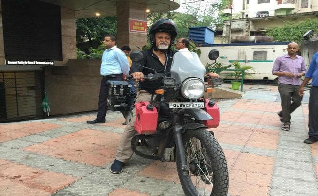 60 की उम्र में बाइक राइडर शरत कह रहे हैं ''My Way is High Way ''