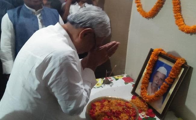 सीएम नीतीश ने पूर्व प्रमुख व स्वतंत्रता सेनानी जागेश्वर प्रसाद सिंह को दी श्रद्धांजलि