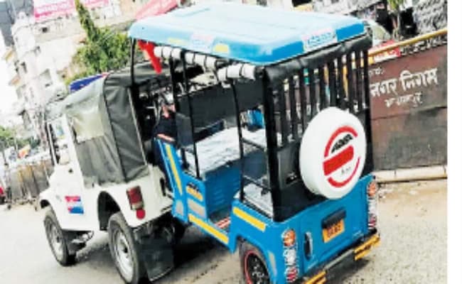 दो ई रिक्शा टकराये, पत्नी सहित थाने का मुंशी घायल