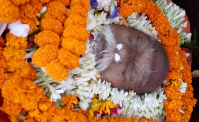 राजकीय सम्मान के साथ बागुन दा की अंत्येष्टि, विवाद के बाद दो पत्नियों की कब्र के बीच दफनाये गये