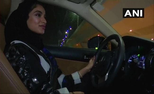 सऊदी अरब में महिलाओं के वाहन चलाने से प्रतिबंध हटा, टीवी प्रजेंटर कार चलाकर पहुंची