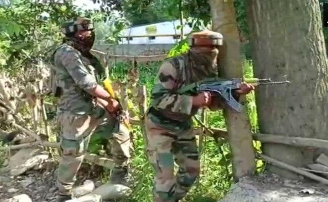 कश्मीर : आर्मी पेट्रोल पार्टी पर हमला, मुठभेड़ में लश्कर-ए-तैयबा के दो आतंकवादी ढेर, एक ने किया सरेंडर