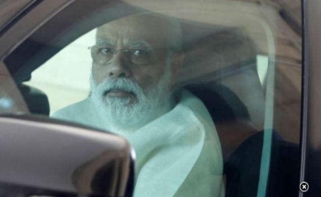 वाजपेयी का हाल जानने बिना सुरक्षा के अचानक एम्स पहुंचे PM MODI