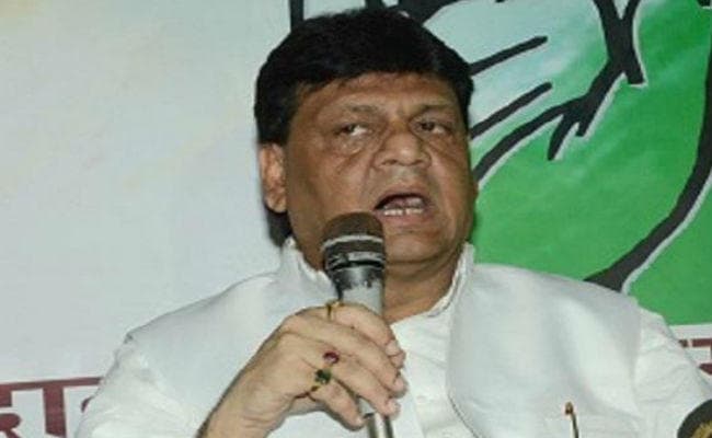 किसानों की समस्या पर कांग्रेस का प्रदर्शन, धरने पर बैठे नेता