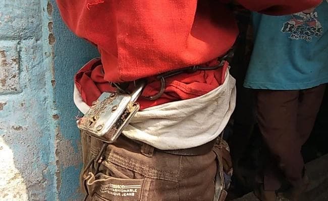 चंद सिक्कों के लिए मासूम को जंजीर में बांधकर पीटा, वीडियो वायरल होने के बाद प्राथमिकी दर्ज