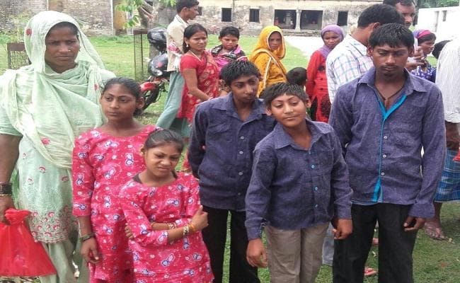 बिहार : अररिया में एक ही परिवार के 5 बच्चे मानसिक दिव्यांग, इलाज करा थक चूके हैं मजदूर पिता