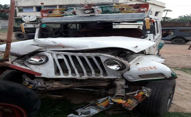 पिकअप व सवारी गाड़ी में जोरदार टक्कर, मुंडन कराने बाबाधाम जा रहे दर्जनभर श्रद्धालु घायल