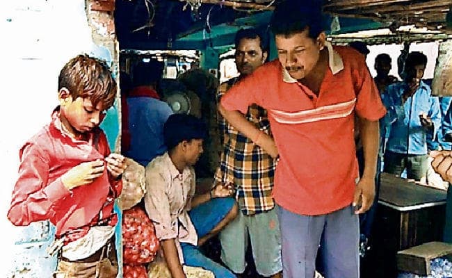 बगहा : ....जब सिक्कों के लिए बच्चे को जंजीर से बांध कर पीटा