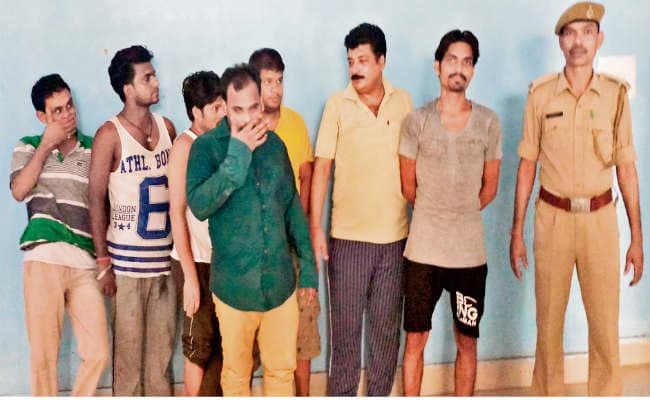 शराब के नशे में रंगरेलियां मनाते दाे युवतियों समेत नाै गिरफ्तार