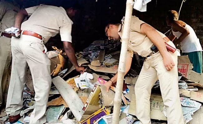 गोपालगंज : कॉपियों की खोज में 18 टीमों का 27 ठिकानों पर छापा, शिक्षकों की भूमिका की चल रही पड़ताल