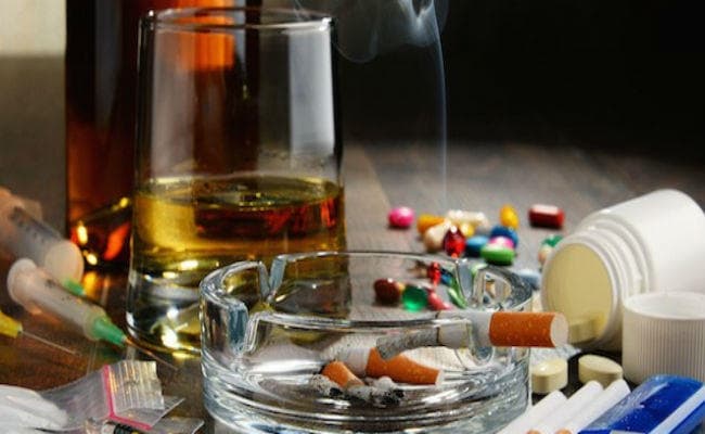 पैरेंट्स के पास नहीं है समय, इधर नशे की गिरफ्त में फंस रहे बच्चे