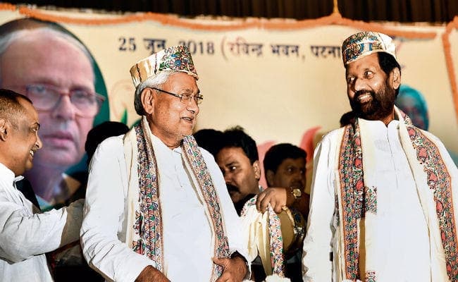 वीपी जयंती पर एक मंच पर नीतीश-पासवान, जदयू अध्यक्ष बोले - समाजवादी हो गये व्यक्तिवादी