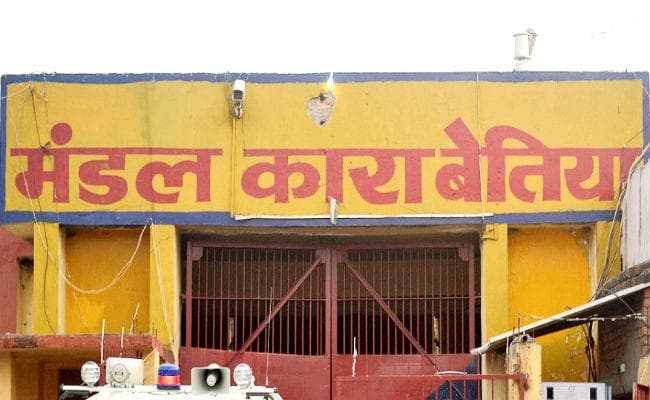 बेतिया : शराबबंदी मामले में जमानत आवेदन पर सुनवाई नहीं होने पर आमरण अनशन पर बैठे मंडल कारा के कैदी