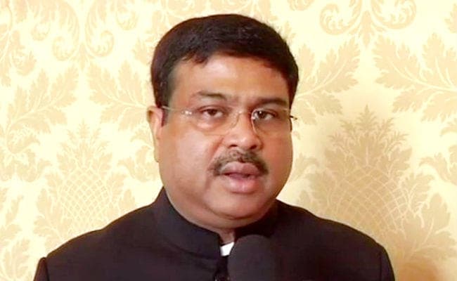 भाजपा के ''ब्लैक डे'' कार्यक्रम में भाग लेने पटना पहुंचे धर्मेंद्र प्रधान, कहा- पेट्रोल-डीजल की कीमतों में आयेगी और कमी