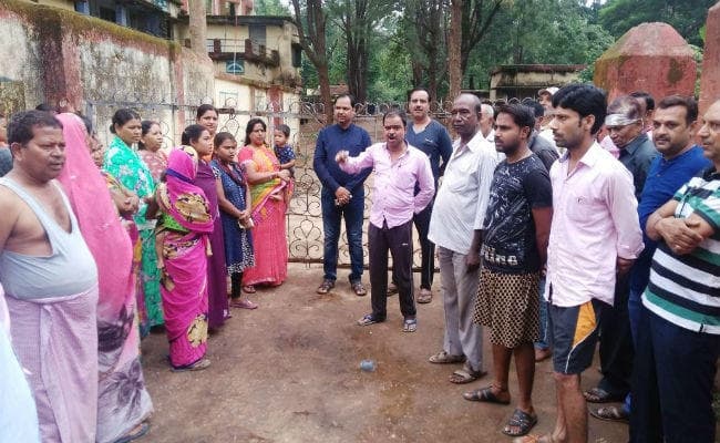 पांच दिन से सप्लाई पानी ठप, गुस्साये लोगों ने ढाई घंटे एनएच-78 किया जाम, ईई से की धक्का-मुक्की