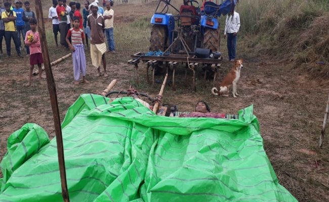 लोहरदगा :  ट्रैक्टर पलटने से दो लोगों की मौत