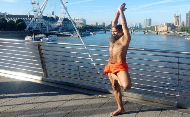 बाबा रामदेव ने मैडम तुसाद की मोम प्रतिकृति के लिए दिए वस्त्र और खड़ाऊ