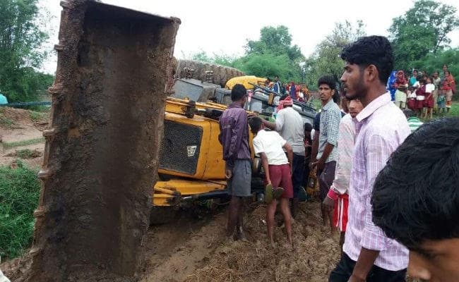 चान्हो में जेसीबी के नीचे दबकर चालक समेत दो की मौत