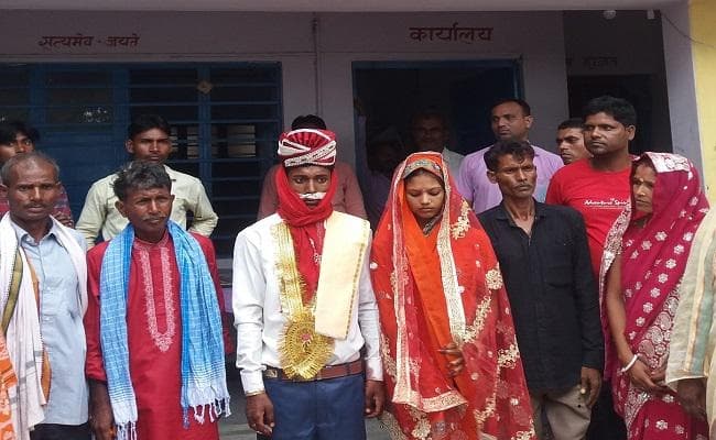 एकतरफा प्यार में सिरफिरे आशिक ने लड़की के घर मंडप में जा रहे दूल्हे को मारा चाकू, फिर ...