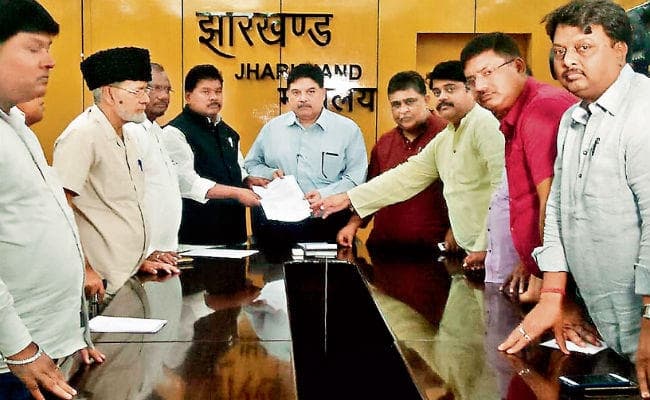 रांची : फादर की गिरफ्तारी के विरोध में मुख्य सचिव से मिला विपक्ष