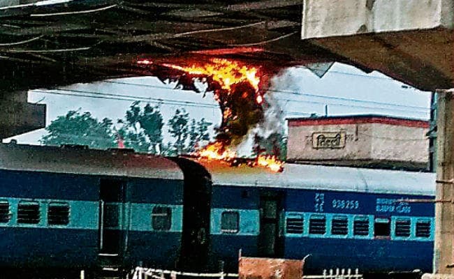 मुरी : स्वर्ण जयंती पर ओएचई गिरा, लगी आग, बचे लोग, कई ट्रेनें बाधित