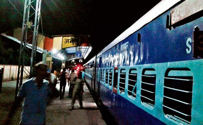 जमुई : रांची आ रही दो ट्रेनों पर आफत, पाटलिपुत्र एक्सप्रेस में कुंदर हॉल्ट पर लूटपाट, टीटीइ के साथ मारपीट, नक्सलियों पर संदेह