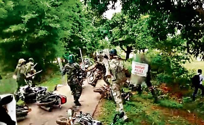 खूंटी : पुलिस से झड़प के बाद 300 पत्थलगड़ी समर्थकों का कड़िया मुंडा के घर हमला, तीन जवानों को अगवा किया