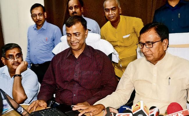 टॉपर फैक्टरी है सिमुलतला विद्यालय, टॉपरों को नकद राशि के साथ लैपटॉप की सौगात