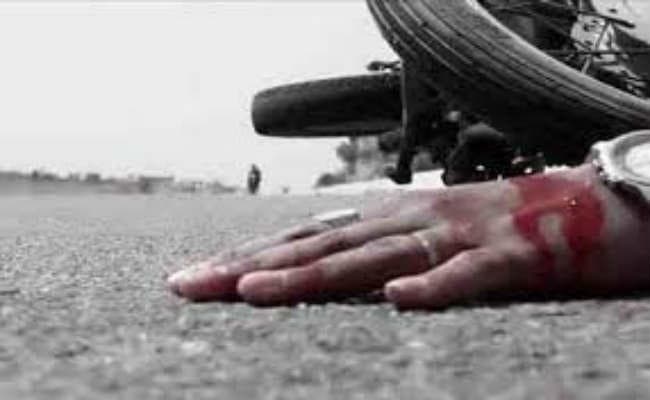 मिंटो पार्क: स्कूटी फिसली दो युवकों की दर्दनाक मौत