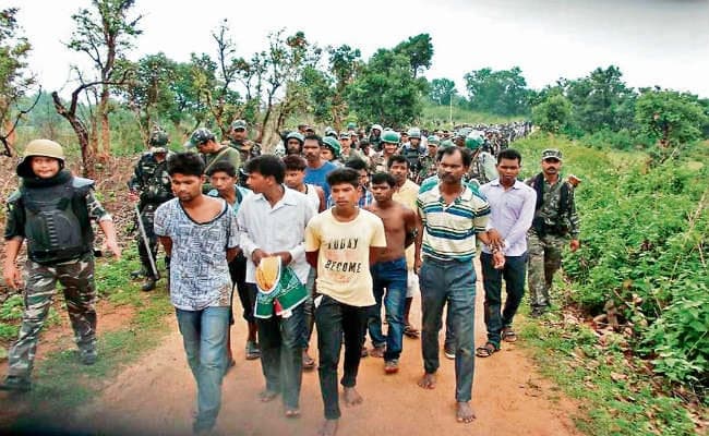 खूंटी: जवानों का सुराग नहीं, वार्ता करने गयी पुलिस के साथ भिड़े पत्थलगड़ी समर्थक, एक की मौत