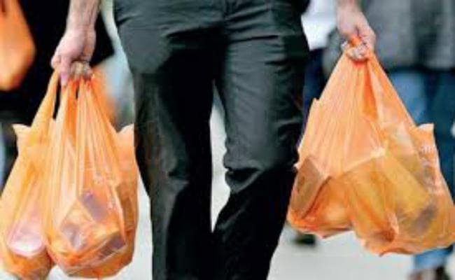 पॉलीथिन फेंके जाने पर नाराजगी, डीएम तलब