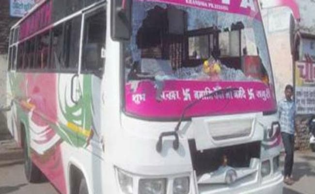 बाइक सवार छह युवकों ने बस को रोक की तोड़फोड़